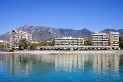 Edifici e palazzi a Marbella, Spagna. Si affacciano sulle acque limpide e trasparenti del Mediterraneo le abitazioni di questa città ospitata nella Costa del Sol e dedita al turismo - Artur ...