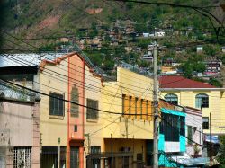 Edifici in una strada di Tegucigalpa, capitale dell'Honduras. La città sorge lungo una catena montuosa a un'altezza di 935 metri nel punto più basso e 1463 in quello più ...