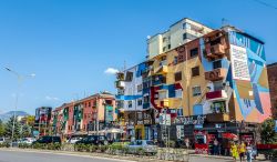 Edifici multi-color nella città di Tirana, capitale dell'Albania - © Zabotnova Inna / Shutterstock.com