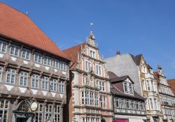 Edifici nel centro storico di Hameln, Germania. Risalgono in gran parte al periodo rinascimentale i bei palazzi che si affacciani nel cuore della cittadina dove si concentrano anche graziosi ...