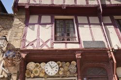 Edificio a graticcio nella cittadina di Vannes, sede di un orologiaio, Francia - © travellight / Shutterstock.com