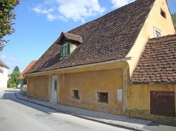 edificio antico del centro storico di Koflach in Austria
