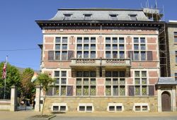 L'edificio che ospita il 101st Airborne Museum a Bastogne, Belgio. Questo spazio museale è dedicato alla Battaglia delle Ardenne e ai suoi combattenti. Al suo interno ospita una ricca ...