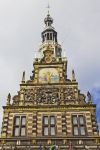 Edificio della Pesa di Alkmaar, Olanda - Non vi è solo uno sviluppo alto della struttura ma vi è anche un incastro che si sviluppa verso l'alto, dando vita ad un rimpiccolimento ...