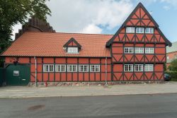Uno dei molti edifici storici ancora visibili ad Aalborg (Danimarca) con la tipica struttura in legno - foto © Arth63 / Shutterstock.com