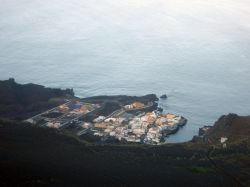El Hierro: scorcio dall'alto su El Tamaduste, il piccolo villaggio a nord dell'aeroporto lungo la costa settentrionale dell'isola delle Canarie.