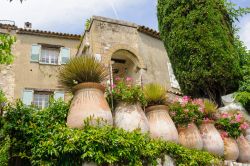 Un'elegante casa con giardino a Saint-Paul-de-Vence vista dal basso, Francia. Il paese è uno dei più antichi della riviera francese - © Anton_Ivanov / Shutterstock.com ...