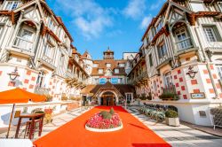 L'elegante Hotel Barriere Le Normandy a Deauville, Francia. Costruita da Francois Andre nel 1912 in stile anglo-normanno, questa struttura fa parte del Groupe Lucien Barriere - © RossHelen ...