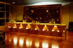 L'elegante lounge bar dell'hotel La Reserve a Caramanico Terme, Abruzzo. Situato nel Parco Nazionale della Majella, questo hotel 5 stelle è un lussuoso centro di benessere - © ...