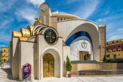 Esterno della chiesa della Resurrezione di Cristo a Tirana, Albania. Con forma circolare, l'edificio è sormontato da una grande cupola ricoperta da un enorme mosaico del Cristo Pantocratore ...