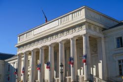 Esterno della Corte di Giustizia di Tours con il colonnato e le bandiere francesi - © Awana JF / Shutterstock.com