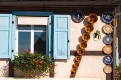 Facciata decorata da piatti in ceramica nel centro di Obernai, Francia - © 330339299 / Shutterstock.com
