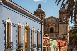 Facciata di un edificio coloniale nel centro storico della città di Oaxaca, Messico.
