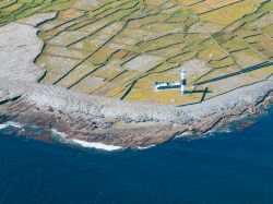 Il faro di Inisheer Island che fa parte dell'arcipelago delle Aran Islands in Irlanda