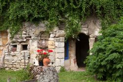 Fattoria troglodita costruita nella roccia vicino alla cittadina di Saumur, Francia  - © wjarek / Shutterstock.com