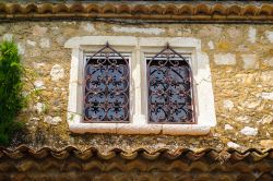 La finestra di un antico edificio medievale nel villaggio di Saint-Paul-de-Vence, Francia.



