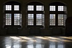 Finestre con riflessi di luce sul pavimento al castello di Annecy, Francia.

