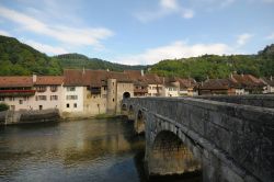 Il fiume Doubs e il villaggio fortificato di Saint-Ursanne - © L F File / Shutterstock.com