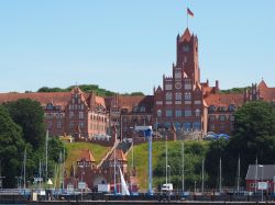 Flensburg è una città tedesca di confine, che per molto tempo è stata sotto il controllo danese. Qui vive una numerosa comunità danese perfettamente integrata.

 ...
