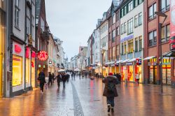 Flensburg, Germania: la vista di Grosse Strasse in una giornata di pioggia - © Evannovostro / Shutterstock.com