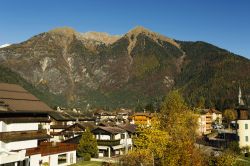 Foliage autunnale nel paesaggio che circonda il borgo di Pinzolo, Trentino Alto Adige.

