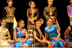 Folklore malese: nei vari spettacoli che si possono trovare nelle serate della capitale, quelli più tradizionali riprendono spesso il concetto multietnico che caratterizza la Malesia, ...