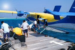 Fonimagoodho, Maldive: un idrovolante scarivca i bagagli degli ospiti di un resort dell'isola nell'Atollo di Baa - foto © Rangzen / Shutterstock.com
