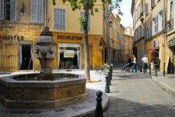 Fontana in centro ad Aix-en-Provence, Francia - Sono uno degli elementi decorativi che caratterizzano la cittadina provenzale: graziose fontane, di ogni dimensione, si possono trovare in molti ...