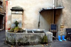Una delle quattro fontane del villaggio di Lourmarin (dipartimento della Vaucluse, regione Provenza-Alpi-Costa Azzurra, Francia).
