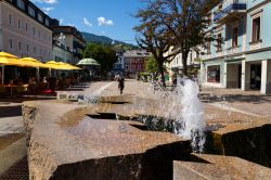 Fontana zampillante lungo una passeggiata nel centro di Schladming, Austria - © josefkubes / Shutterstock.com