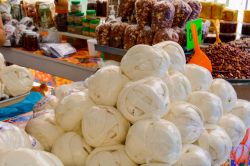 Formaggi tipici in un mercato alimentare della città di Oaxaca, Messico.



