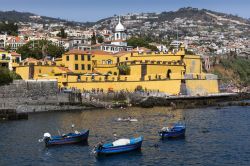 La Fortaleza de Sao Tiago domina lo scorcio del lungomare di Funchal, Madeira (Portogallo) - foto © Karis48 / Shutterstock.com