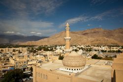 Il forte di Nizwa circondato dalle montagne dell'Hajar, Oman. Come per le fortezze di altre zone, anche quella di Nizwa è stata soggetta a cambiamenti nel corso dei secoli.

