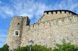 La fortezza medievale di Gorizia, Friuli Venezia Giulia, Italia. Il più noto monumento della città accoglie i turisti con un leone veneziano.




