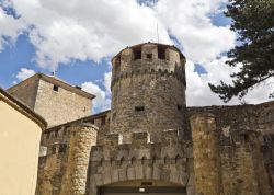 Fortificazioni nel centro storico di Segovia, Spagna - Una delle torri difensive erette a protezione della città spagnola di Segovia: ancora oggi si possono ammirare antiche costruzioni  ...