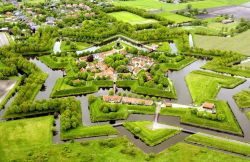 Bourtange vista dall'alto: appare evidente la particolare pianta a stella di questo borgo fortificato del nord-est dell'Olanda - © nl:Gebruiker:Bourtange - CC BY-SA 3.0 ...