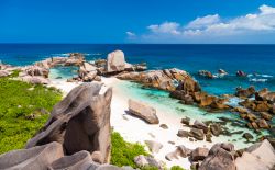 Fotografia dall'alto di Anse Marron, La Digue, Seychelles. Piscine naturali di acqua salata protette da formazioni rocciose, paesaggi mozzafiato con rocce granitiche uniche e una spiaggia ...