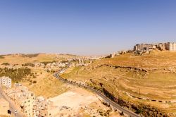 Fotografia del centro di Karak dall'alto del castello, Giordania. Una bella immagine del centro cittadino di Karak che sorge a circa 900 metri di altitudine e ospita 170 mila abitanti - Anton_Ivanov ...