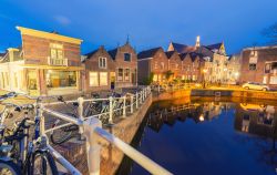 Fotografia notturna di Alkmaar - Se di giorno una distesa d'acqua e delle biciclette, binomio piuttosto diffuso in Olanda, scappa un sorriso per la bellezza dell'immagine, figuriamoci ...