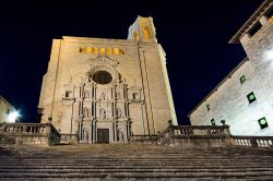 Una foto notturna della cattedrale di Girona, intitolata a Santa Maria, che sorge in cima ad una ripida scalinata che domina la piazzetta antistante - foto © Pabkov / Shutterstock.com