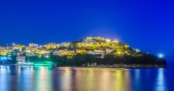 Fotografia notturna della costa di Agropoli, Campania - Questa suggestiva località del Cilento, che sorge su un promontorio proteso sul mare, offre una splendida veduta sull'isola ...