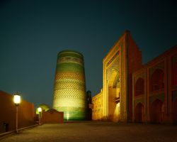 La fotografia notturna del centro di Itchan Kala a Khiva, Uzbekistan - © Dudarev Mikhail / Shutterstock.com