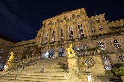 Il Municipio di Kassel by night, Germania - La maestosa scalinata che accompagna all'ingresso del Palazzo Municipale di Kassel: di notte, illuminato, emana un'atmosfera ancora più ...