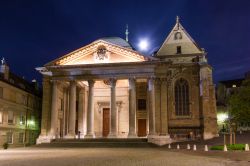 Fotografia notturna della cattedrale di San Pietro a Ginevra, Svizzera. La luna piena sembra quasi voler sottolineare ancora di più l'imponenza gotica di questa cattedrale situata ...