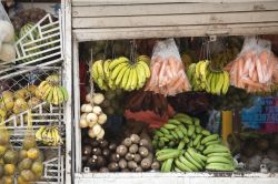 Negozio di frutta e verdura a San José, Costa Rica. Banane, carote, cipolle e meloni in questa bancarella del centro di San José - © RHIMAGE / Shutterstock.com