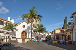 Funchal, Madeira: ristoranti pieni di turisti nella piazzetta della Capela do Corpo Santo, nella cosiddetta Zona Velha - © dinkaspell / Shutterstock.com