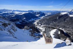 Funivia ad Ortisei, sciare in Val Gardena sulle Dolomiti - © Dontsov Evgeny / Shutterstock.com