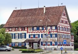 Gasthaus Adler, un'abitazione tipica di Ermatingen il pittoresco borgo della Svizzera settentrionale - © wikipedia.de