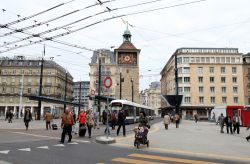 Gente a passeggio in piazza Bel-Air vicino a l'Ile Clock Tower di Ginevra, Svizzera. La fermata di Bel-Air è uno degli snodi più importanti per il trasporto pubblico cittadino ...