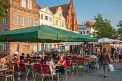Gente ai ristoranti lungo la strada An der Obertrave a Lubecca, Germania - © Juergen Wackenhut / Shutterstock.com